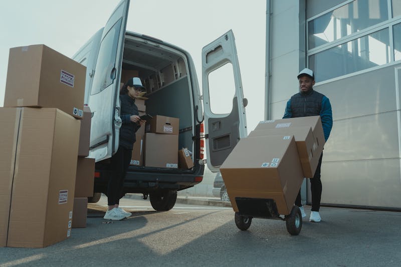 Möbeltransport Mönchengladbach – HadiCo Transporter beim Beladen