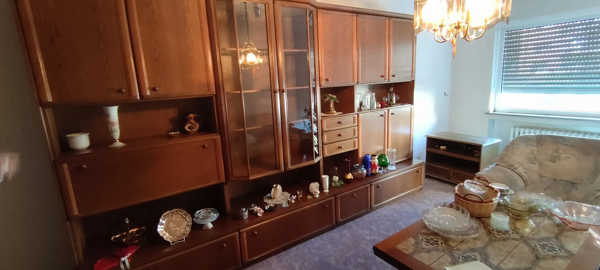 Wohnzimmer mit Schrankwand vor der Haushaltsauflösung
